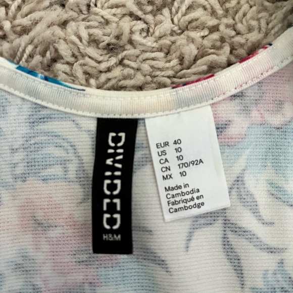 Women’s size 12 H&M White Flower Dress in perfect condition! - Picture 3 of 4